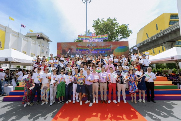 Ending Pride Month with a spectacle of Heineken® 0.0 together with partners celebrate Responsible with Pride at the Love Pride Parade!